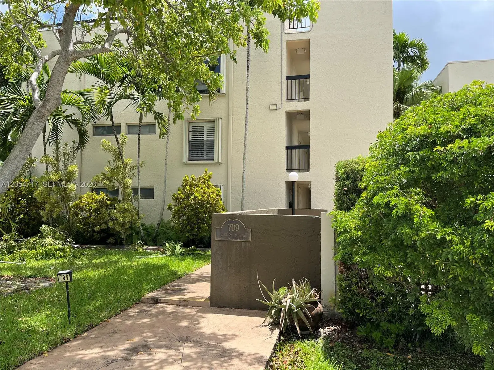 2 bedroom 2 bath Residential for sale at 709 Curtiss Pkwy # 11, Miami Springs FL 33166