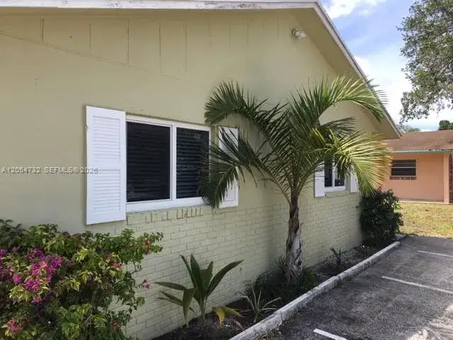 1 bath Residential Lease for rent at 2407 SW 42nd Ave # B, Fort Lauderdale FL 33317