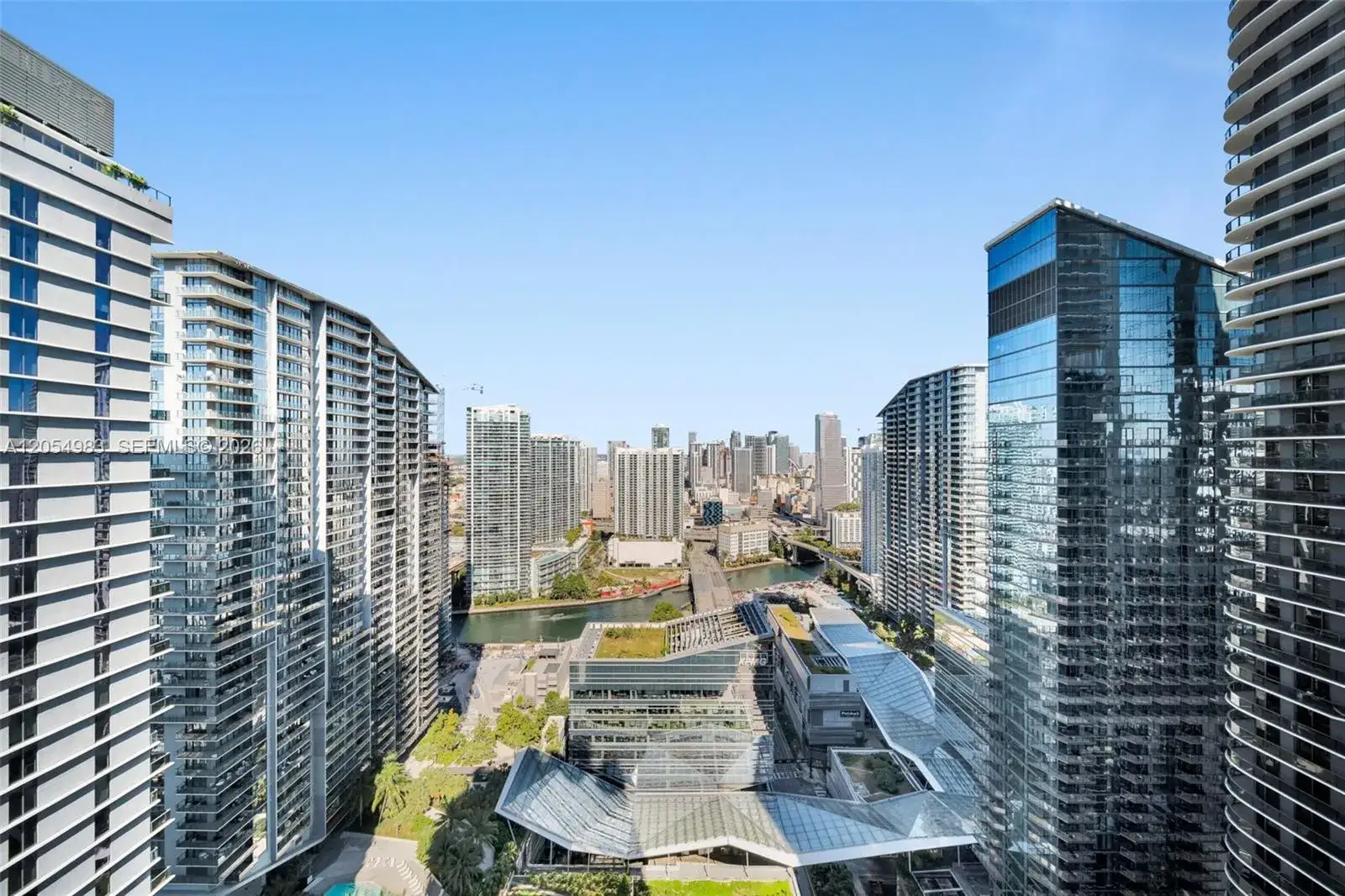 1 bedroom 1 bath Residential Lease for rent at 45 SW 9th St # 3909, Miami FL 33130