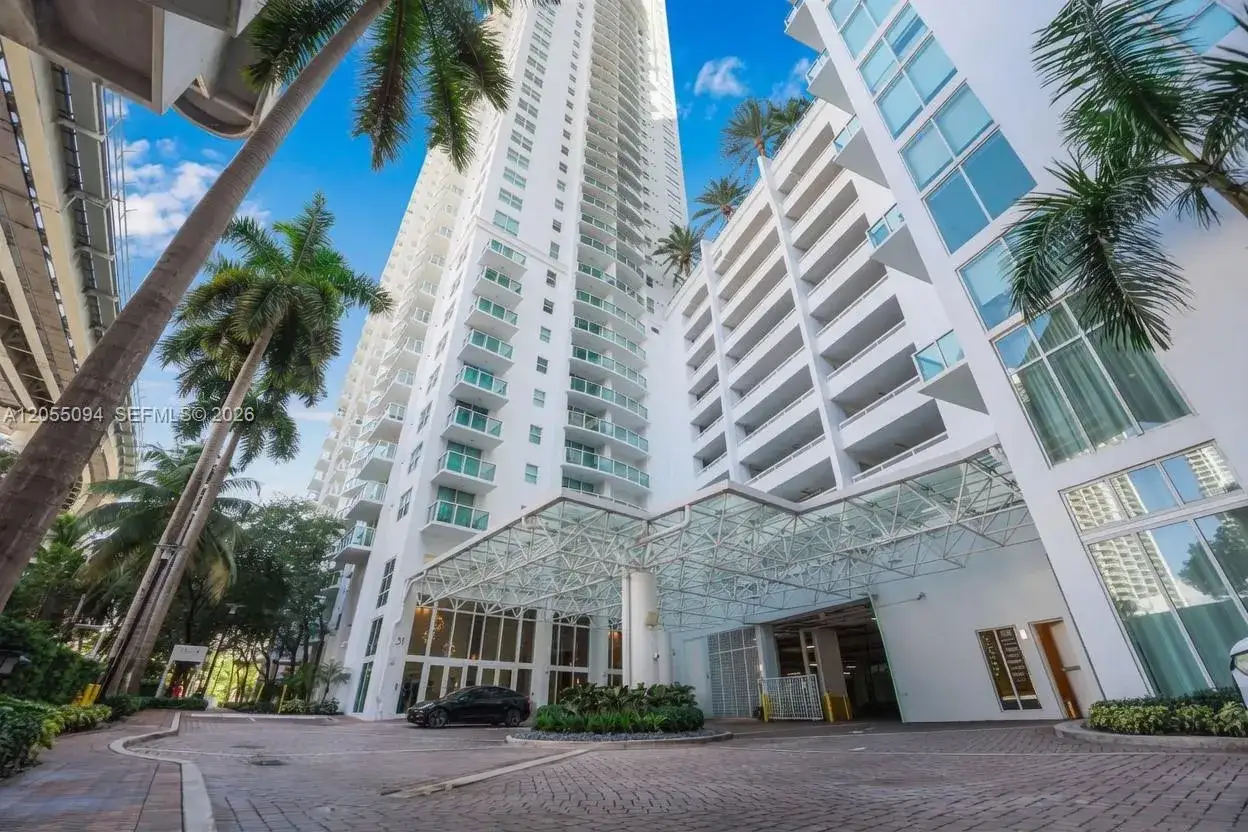 3 bedroom 2 bath Residential for sale at 31 SE 5th St # 3712, Miami FL 33131