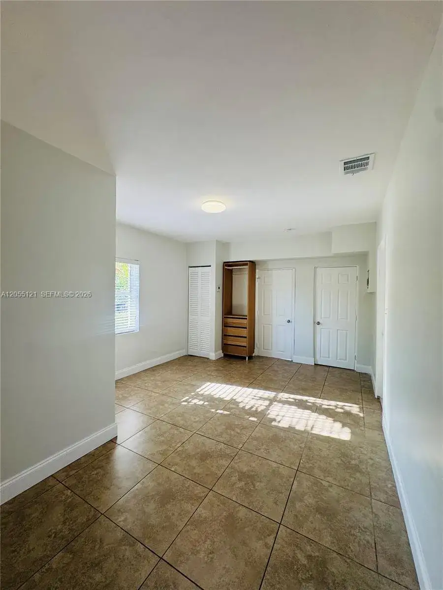 2 bedroom 1 bath Residential Lease for rent at 2816 Pine Tree Dr # 3, Miami Beach FL 33140