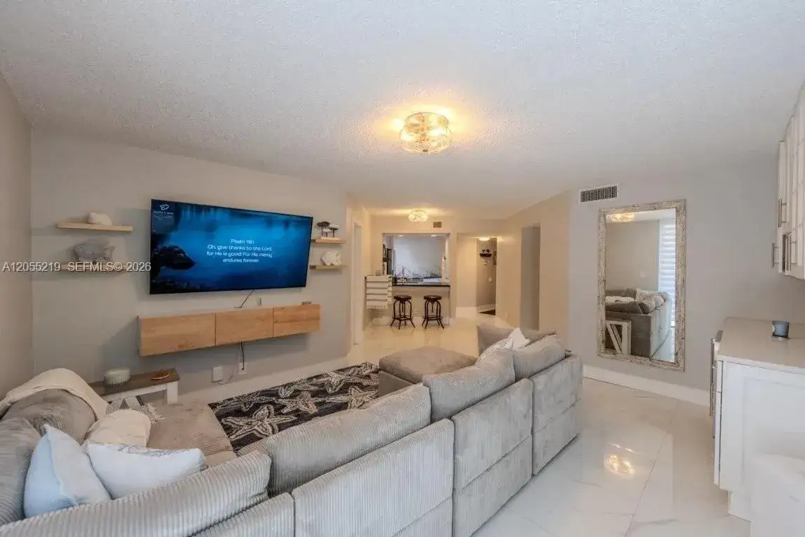 3 bedroom 2 bath Residential Lease for rent at 10451 W Broward Blvd # 201, Plantation FL 33324