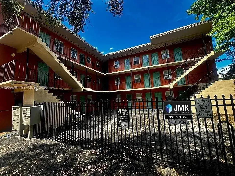 2 bedroom 1 bath Residential Lease for rent at 3669 Thomas Ave # 6, Miami FL 33133