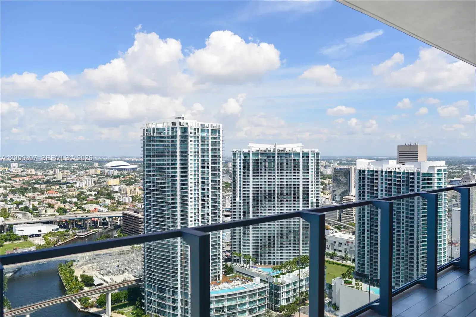 1 bedroom 1 bath Residential Lease for rent at 68 SE 6th St # 3908, Miami FL 33130