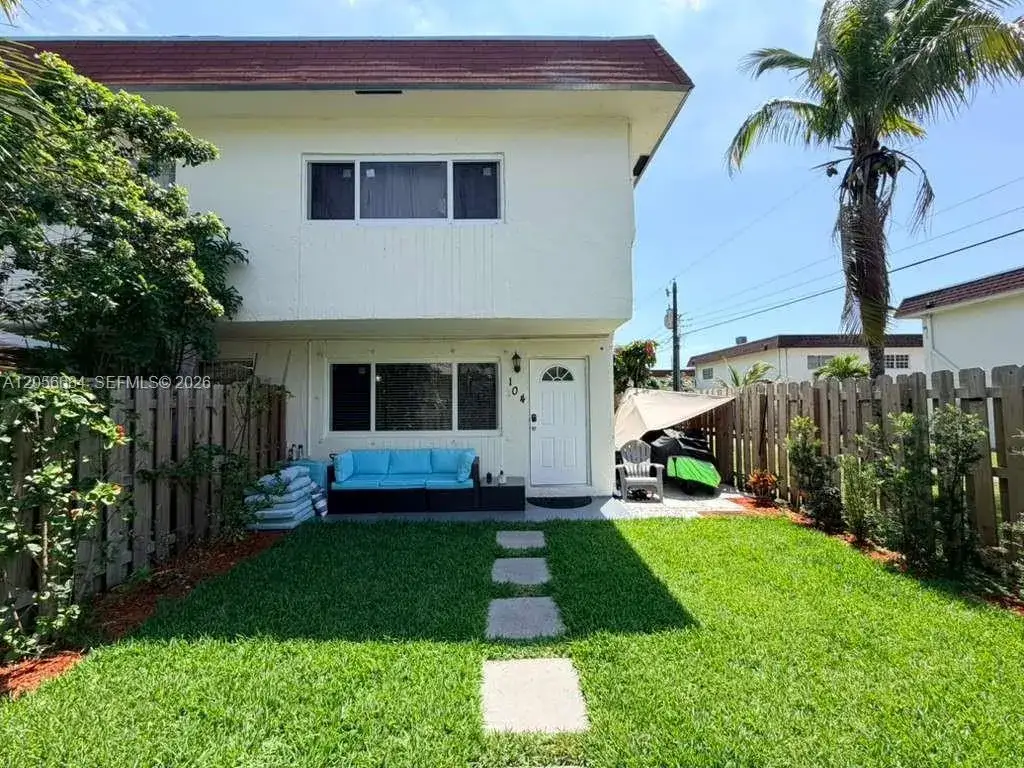2 bedroom 1 bath Residential Lease for rent at 1500 NE 151st St # 104, Miami FL 33162