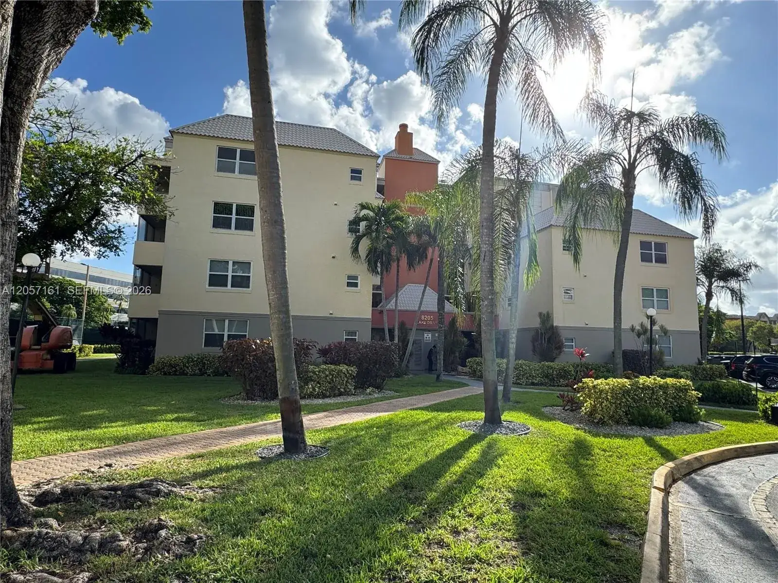 1 bedroom 1 bath Residential Lease for rent at 8205 Lake Dr # 401, Doral FL 33166