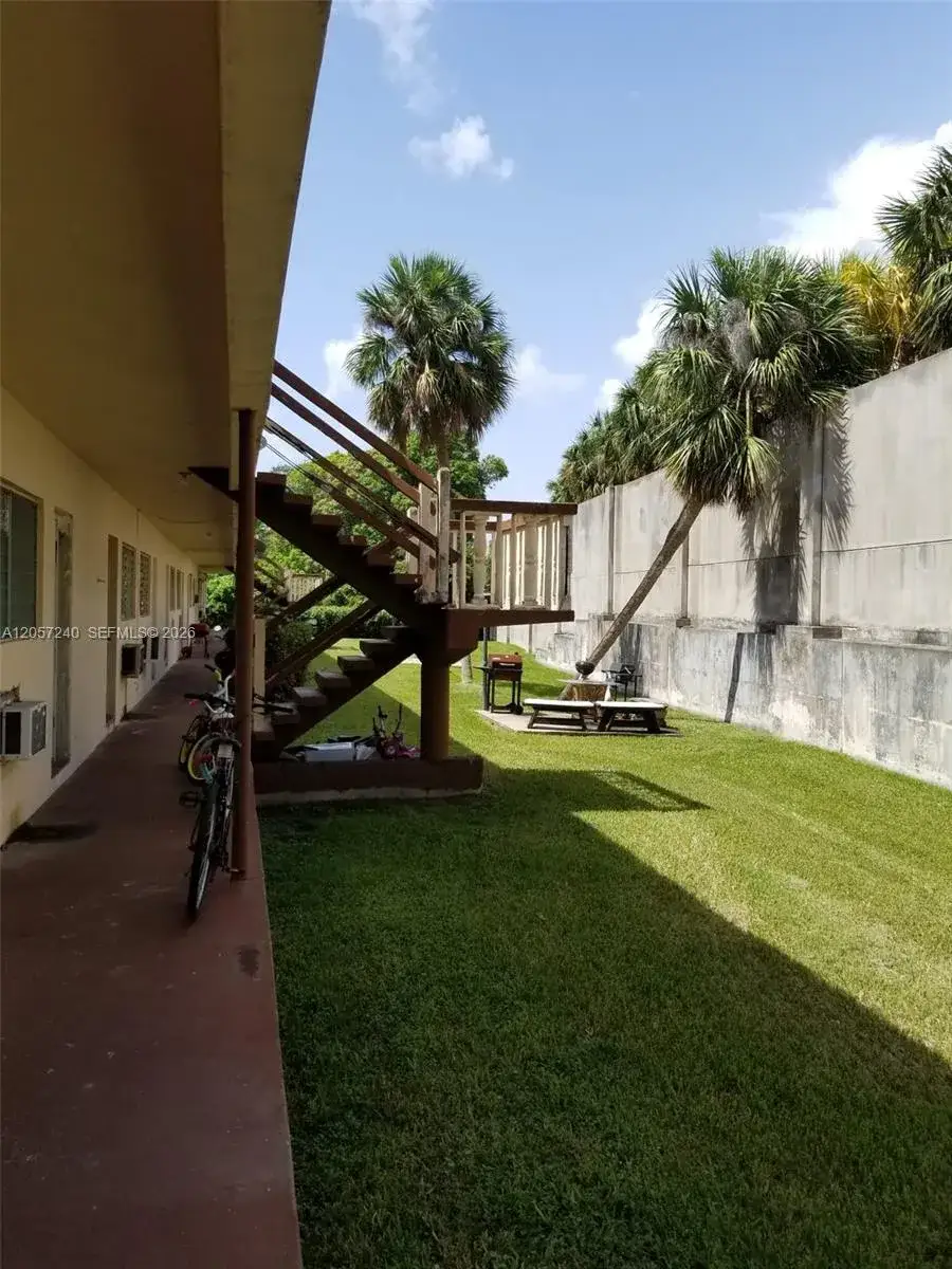 1 bedroom 1 bath Residential for sale at 280 SW 11th Ave # 18, Hallandale Beach FL 33009