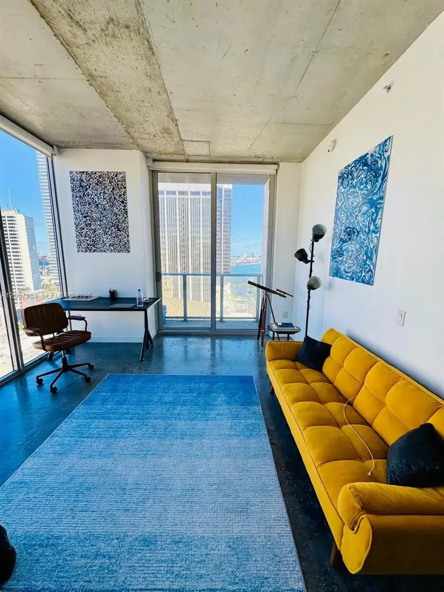 1 bedroom 1 bath Residential Lease for rent at 151 SE 1st St # 2102, Miami FL 33131