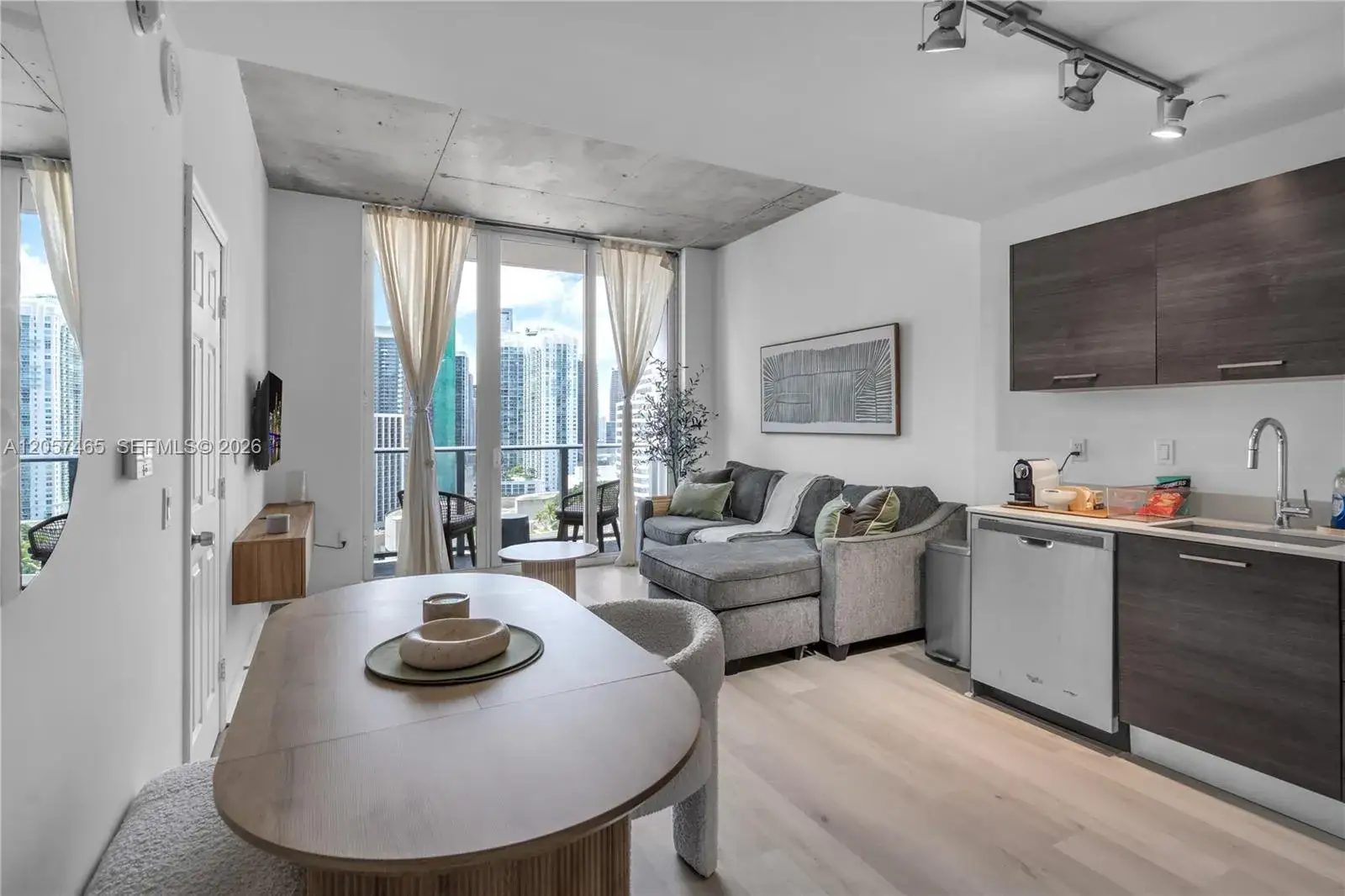 1 bedroom 1 bath Residential Lease for rent at 151 SE 1st St # 2109, Miami FL 33131