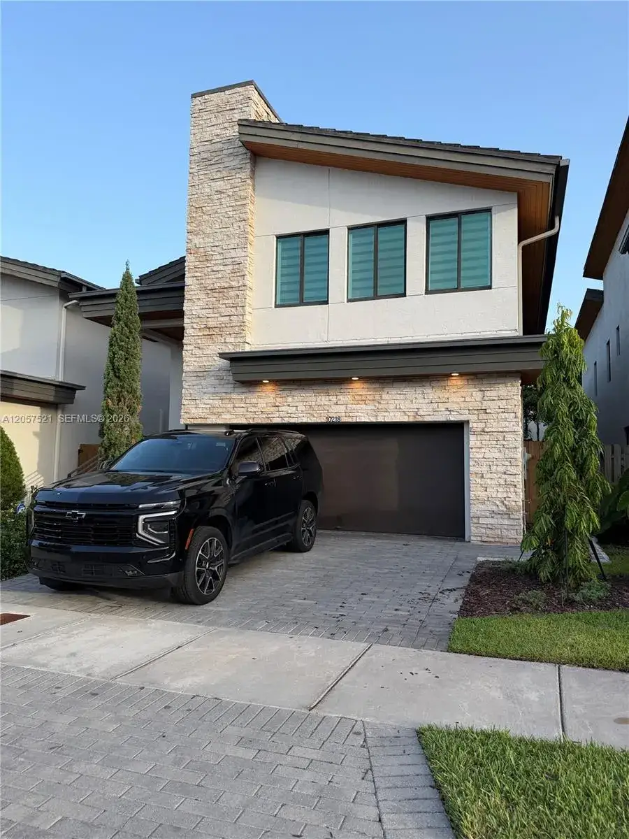 4 bedroom 3 bath Residential for sale at 10218 NW 76th Ter, Doral FL 33178