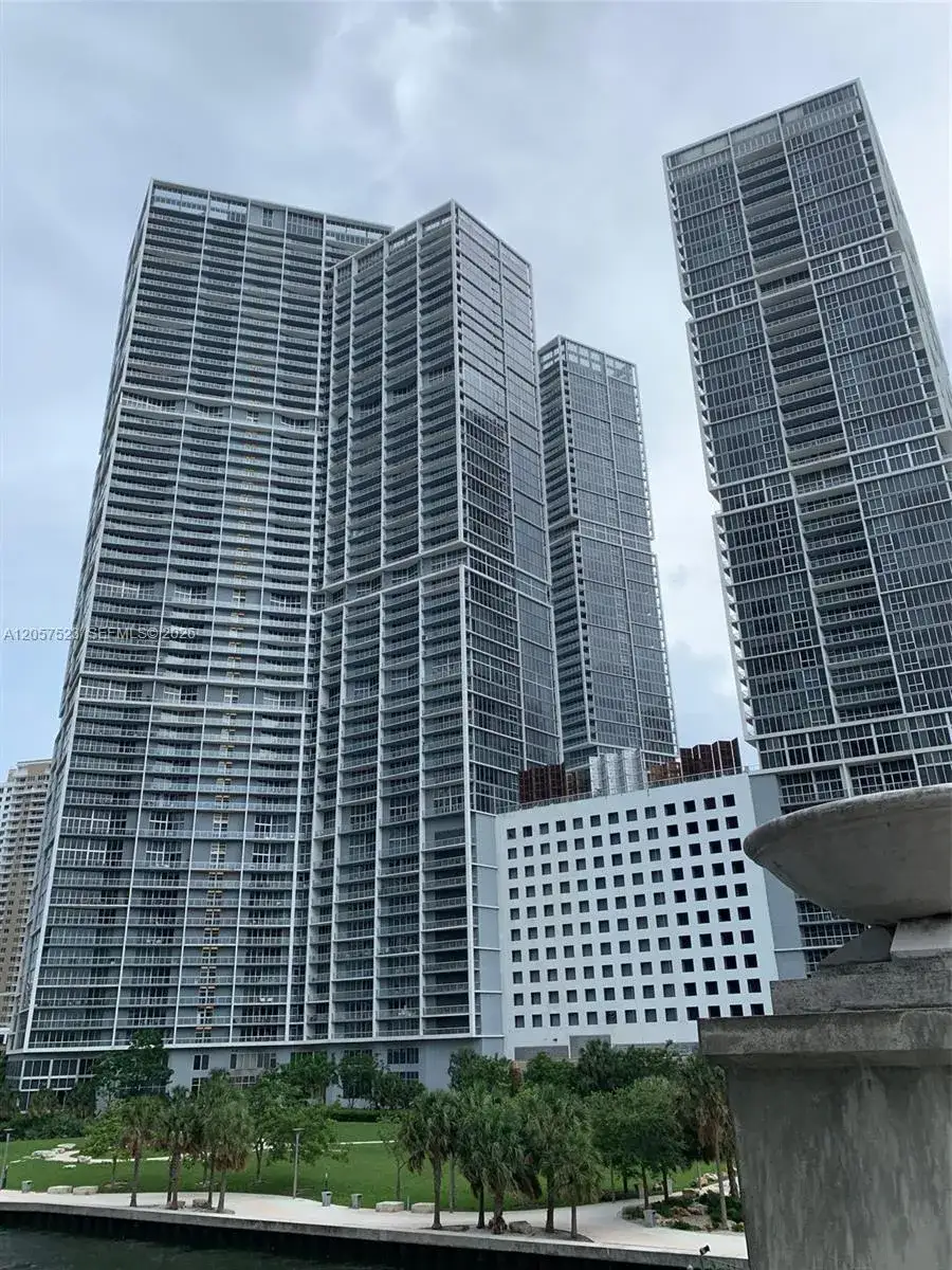 1 bedroom 1 bath Residential Lease for rent at 465 Brickell Ave # 5304, Miami FL 33131