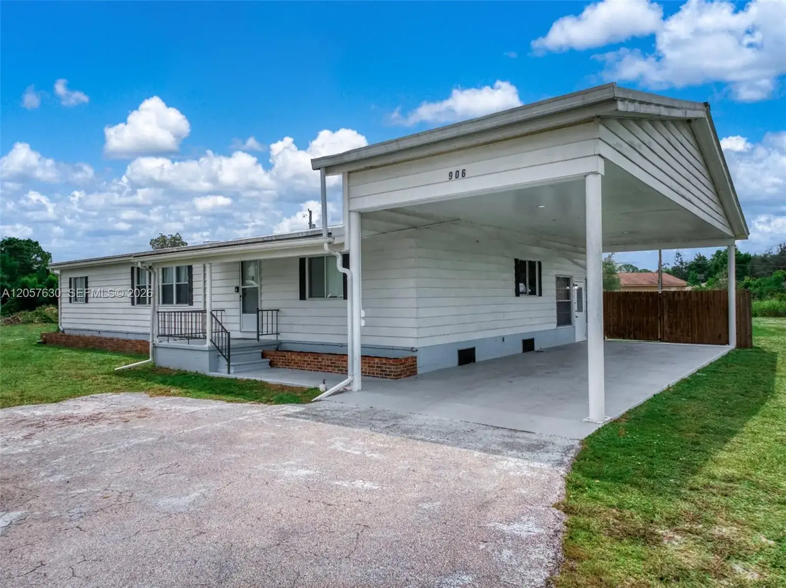 3 bedroom 2 bath Residential for sale at 906 Whatley Court, Sebring FL 33870