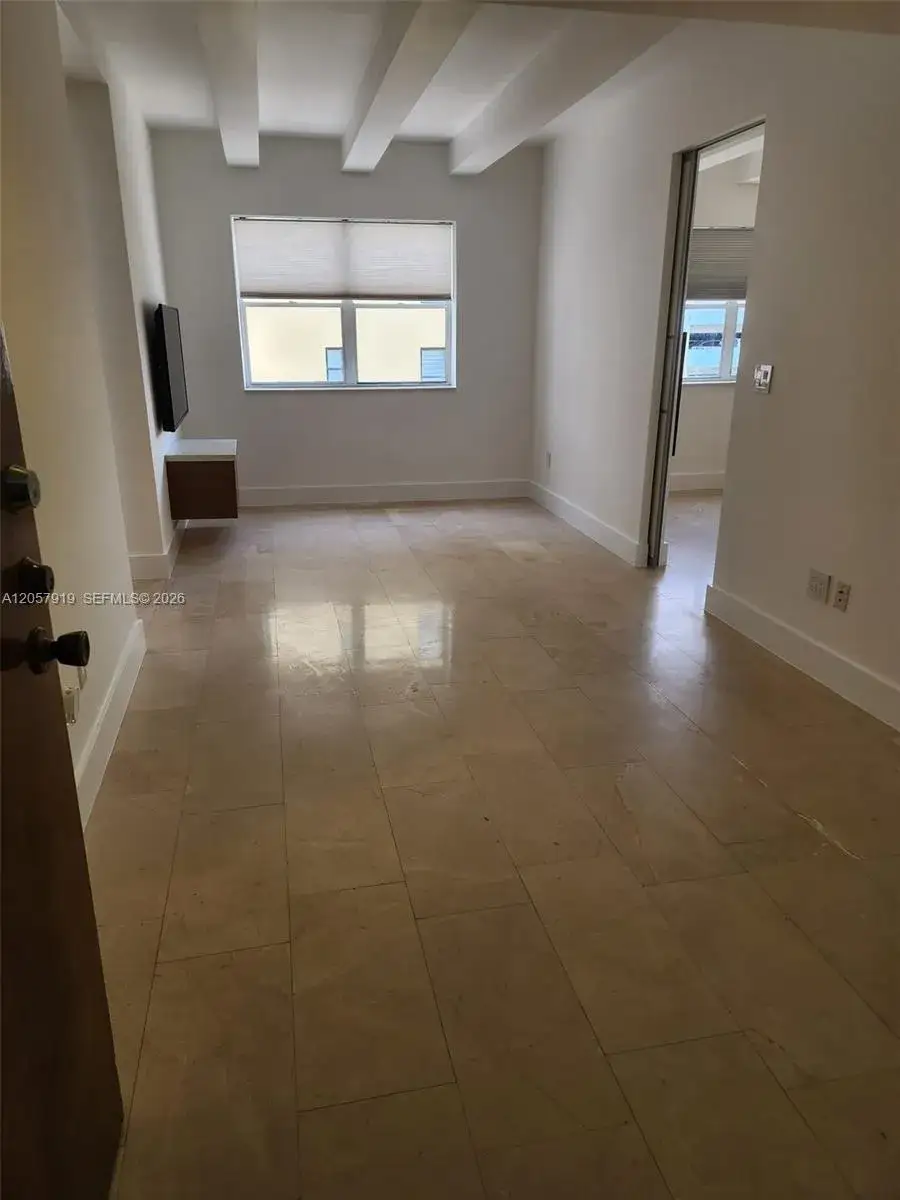 1 bedroom 1 bath Residential Lease for rent at 1390 Ocean Dr # 402, Miami Beach FL 33139