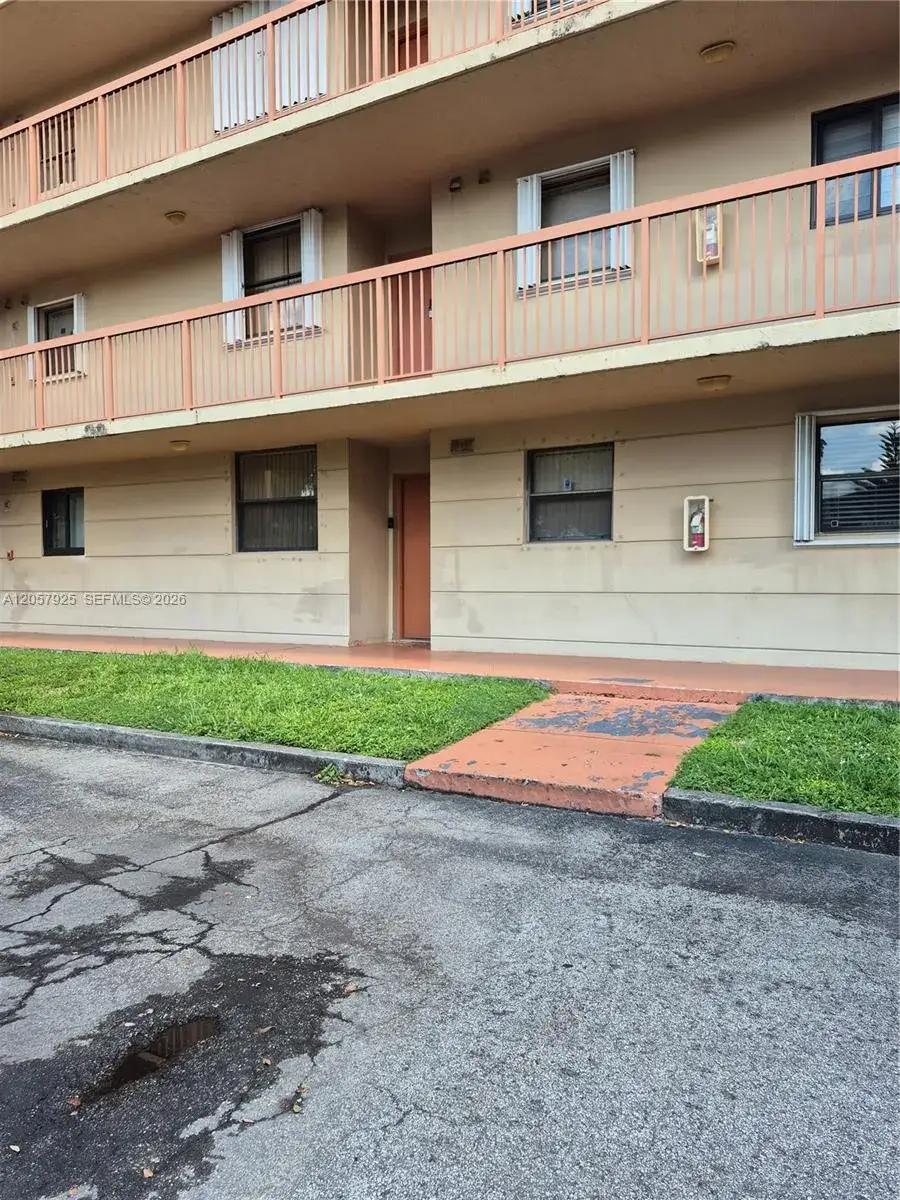 2 bedroom 2 bath Residential for sale at 10253 NW 9th St Cir # 6, Miami FL 33172