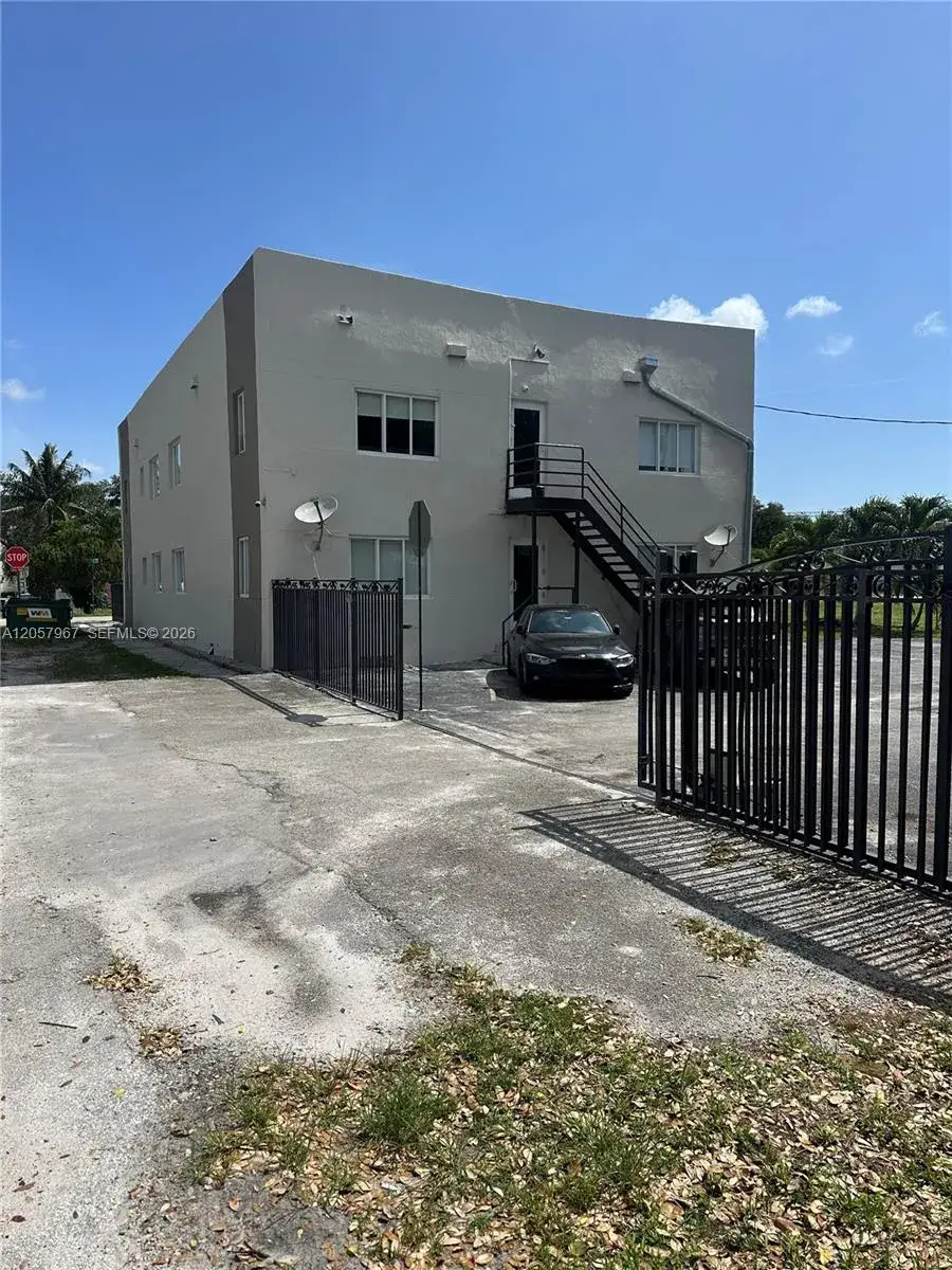 1 bedroom 1 bath Residential Lease for rent at 2500 NE 192nd St # 6, Miami FL 33180