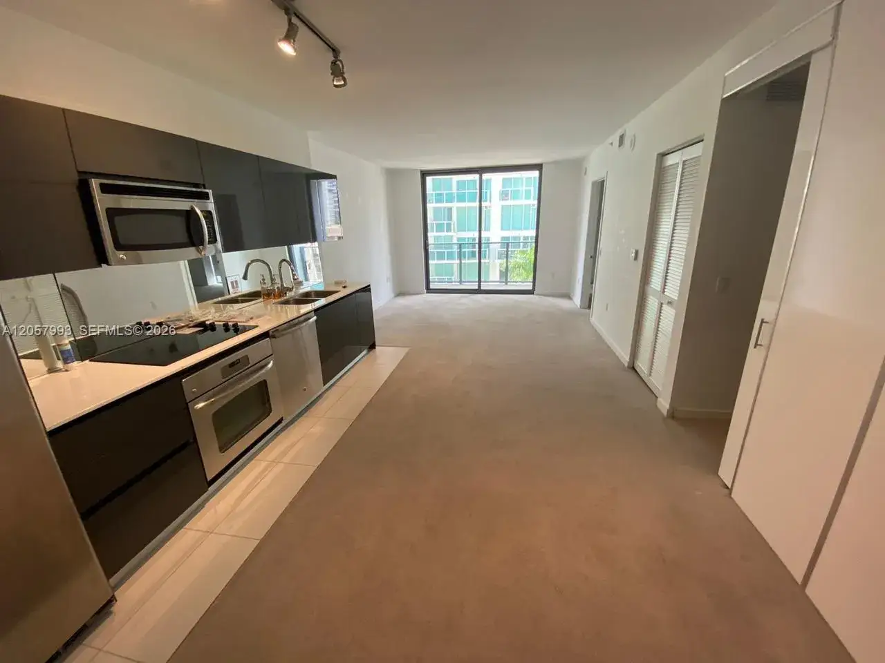 1 bedroom 1 bath Residential Lease for rent at 31 SE 6 street # 706, Miami FL 33131