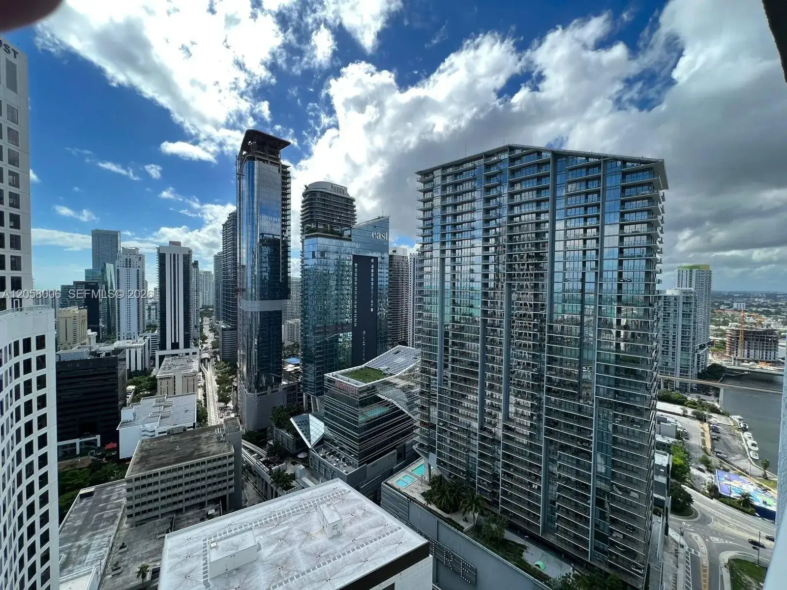 1 bedroom 1 bath Residential Lease for rent at 55 SE 6th St # 3906W, Miami FL 33131