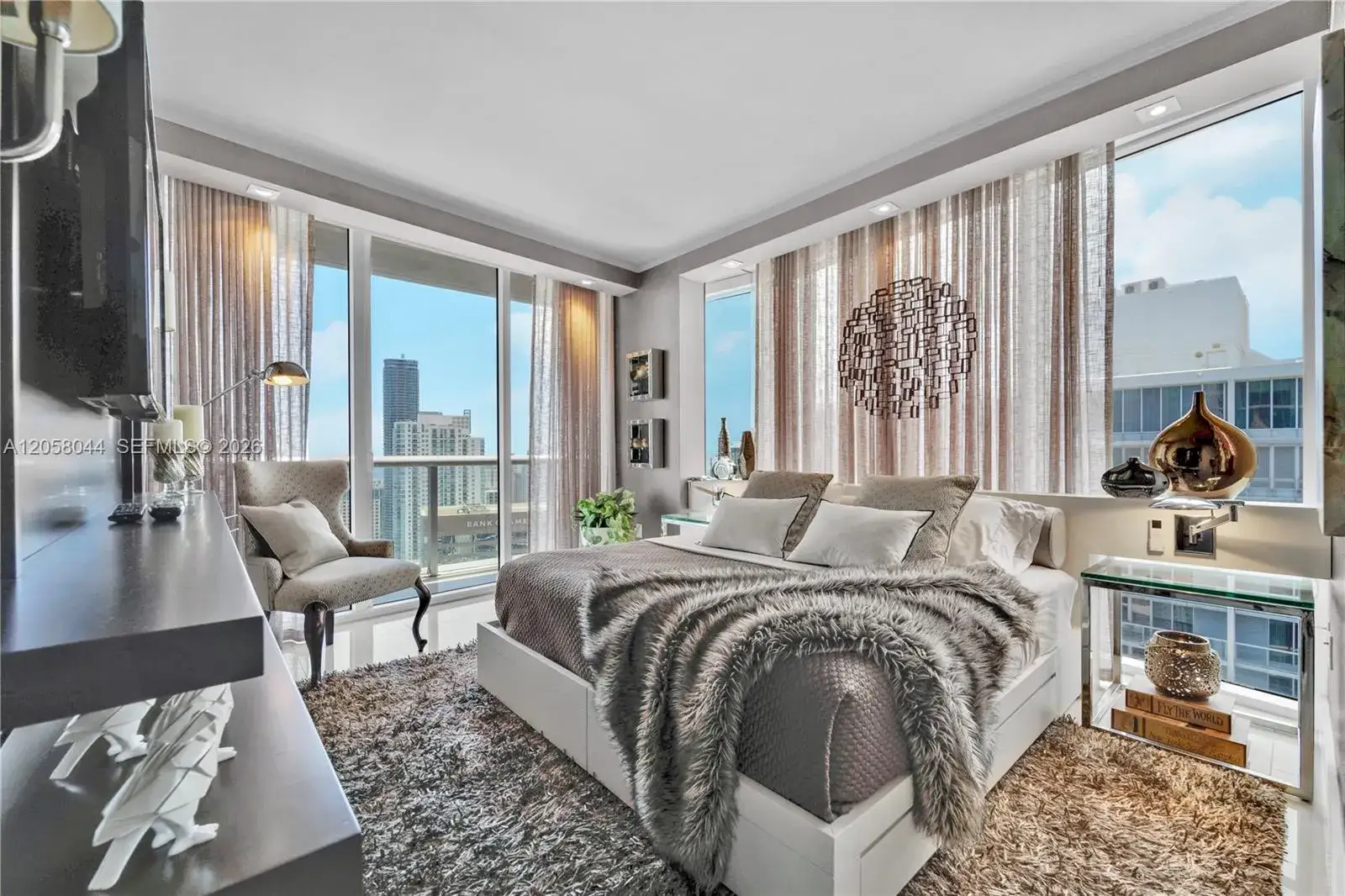 2 bedroom 2 bath Residential Lease for rent at 475 Brickell Ave # 5013, Miami FL 33131