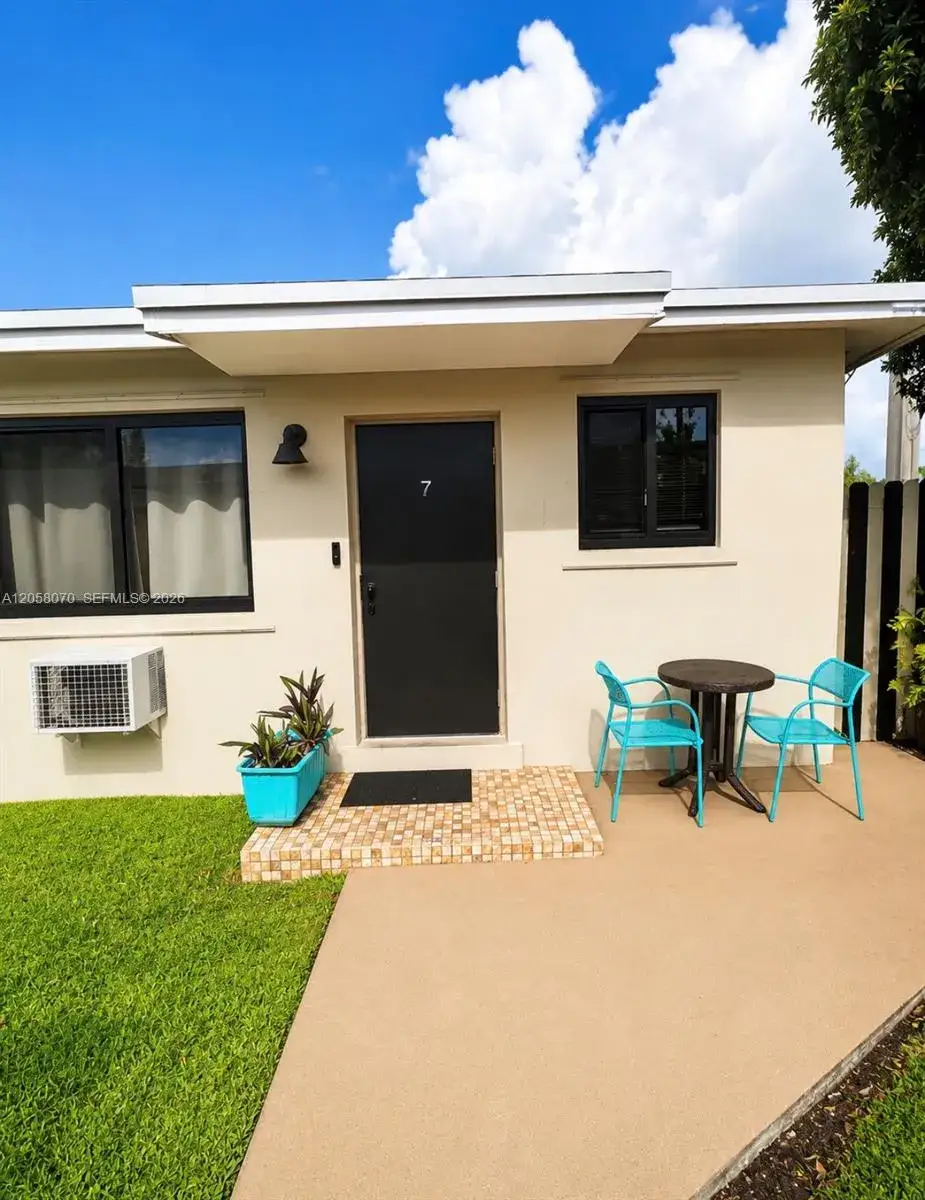 1 bedroom 1 bath Residential Lease for rent at 615 NE 7th St # 7, Hallandale Beach FL 33009