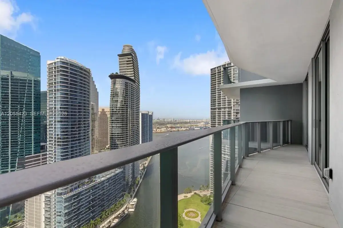 2 bedroom 2 bath Residential Lease for rent at 77 SE 5th Street # 3902, Miami FL 33131