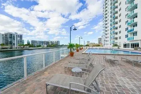 1 bedroom 1 bath Residential for sale at 3000 S Ocean Dr # 518, Hollywood FL 33019