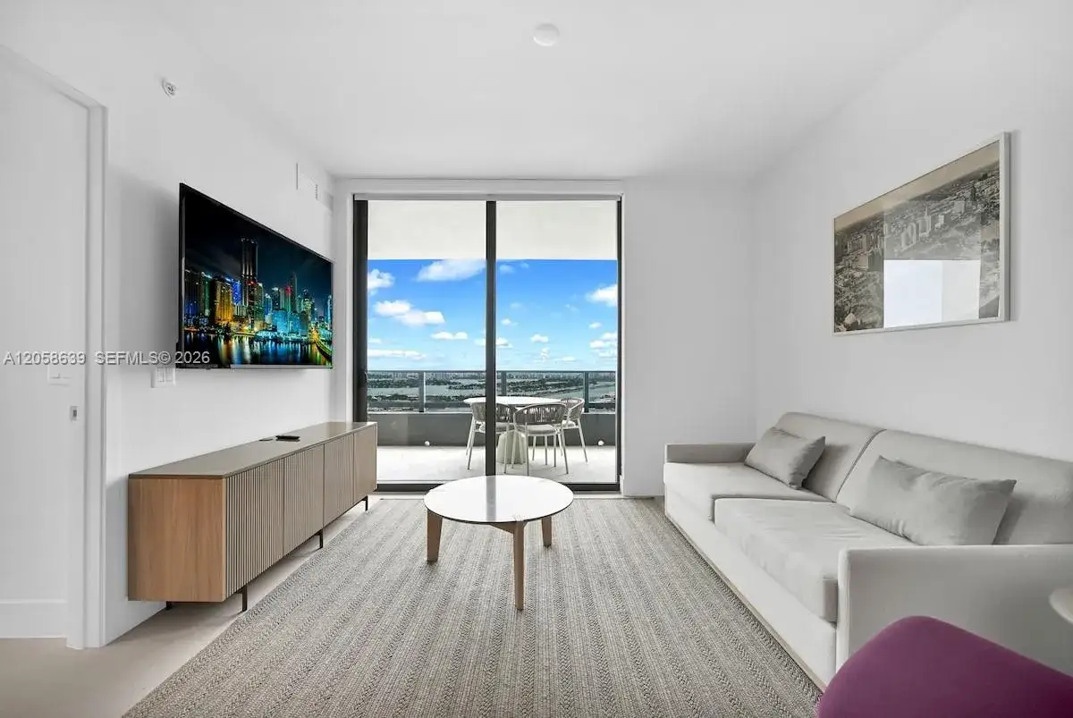 3 bedroom 2 bath Residential Lease for rent at 159 NE 6th St # 2515, Miami FL 33132