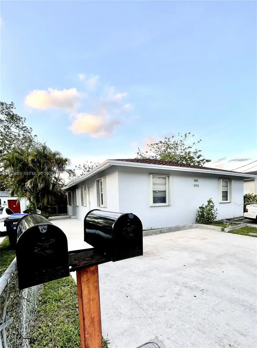 2 bedroom 1 bath Residential Lease for rent at 5911 Liberty St # 5913, Hollywood FL 33021
