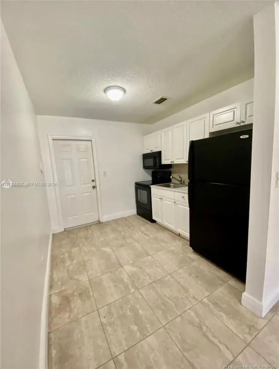 2 bedroom 1 bath Residential Lease for rent at 4141 SW 20th St # 3, West Park FL 33023