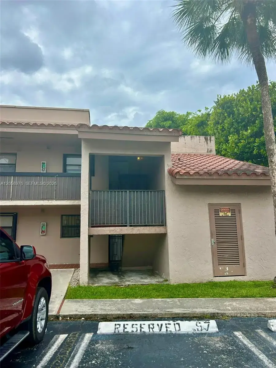 2 bedroom 1 bath Residential Lease for rent at 210 W Park Dr # 2, Miami FL 33172