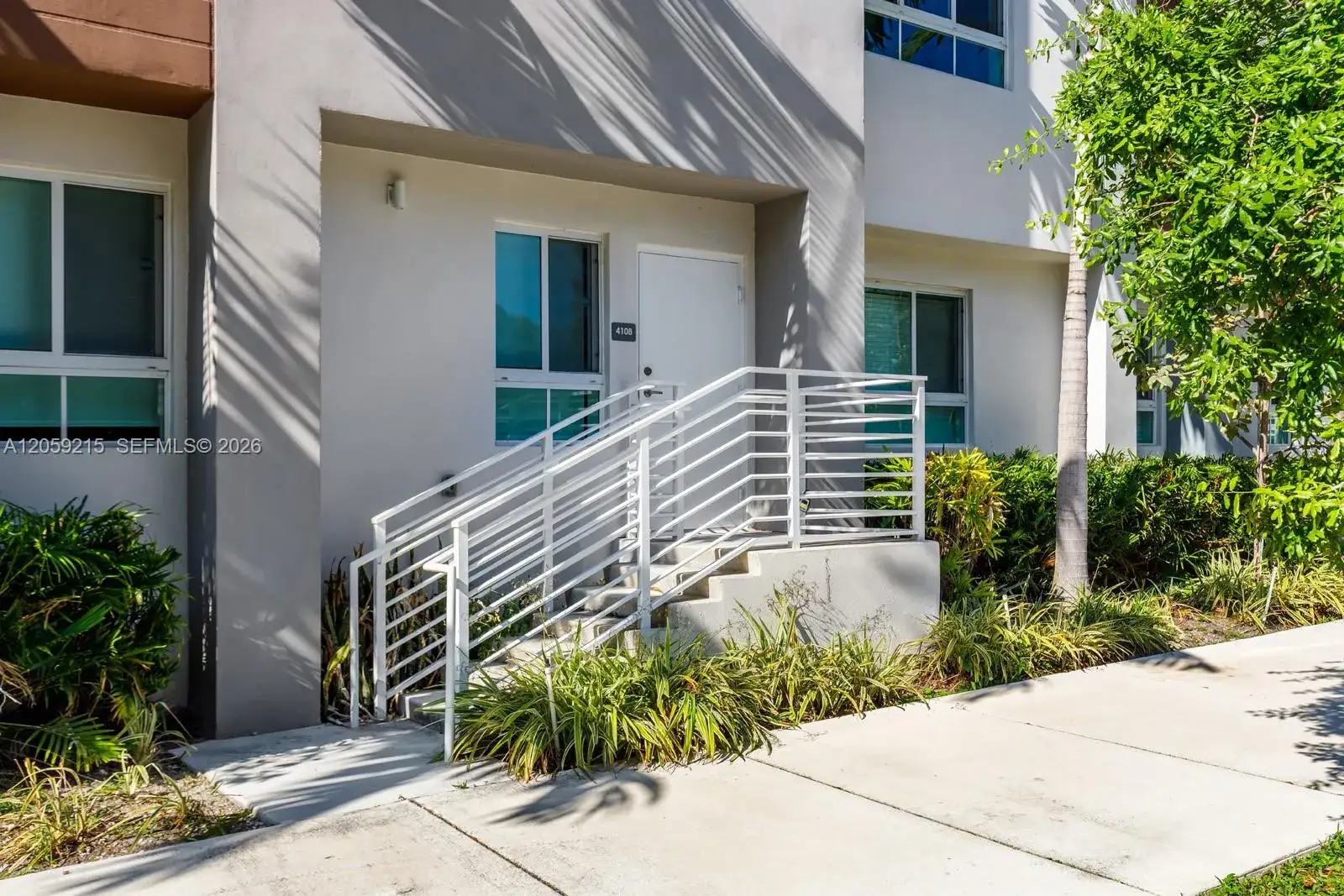 3 bedroom 2 bath Residential Lease for rent at 2505 NE 193rd St # 4108, Miami FL 33180