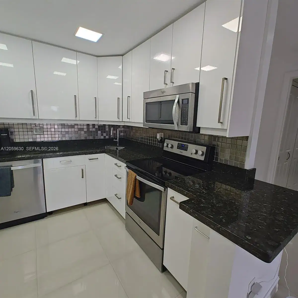 1 bedroom 1 bath Residential for sale at 2750 NE 183rd St # 301, Aventura FL 33160