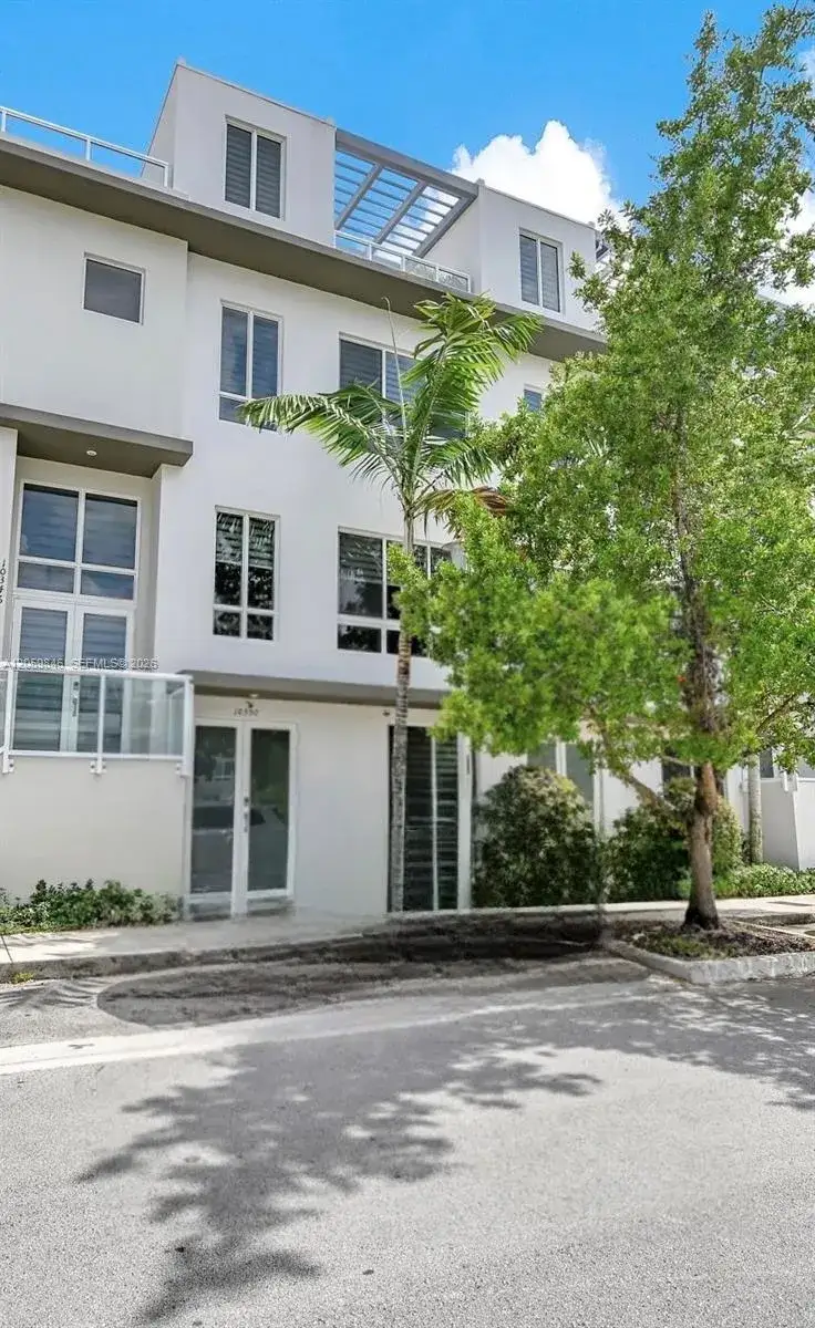 3 bedroom 3 bath Residential for sale at 10350 NW 64th St, Doral FL 33178