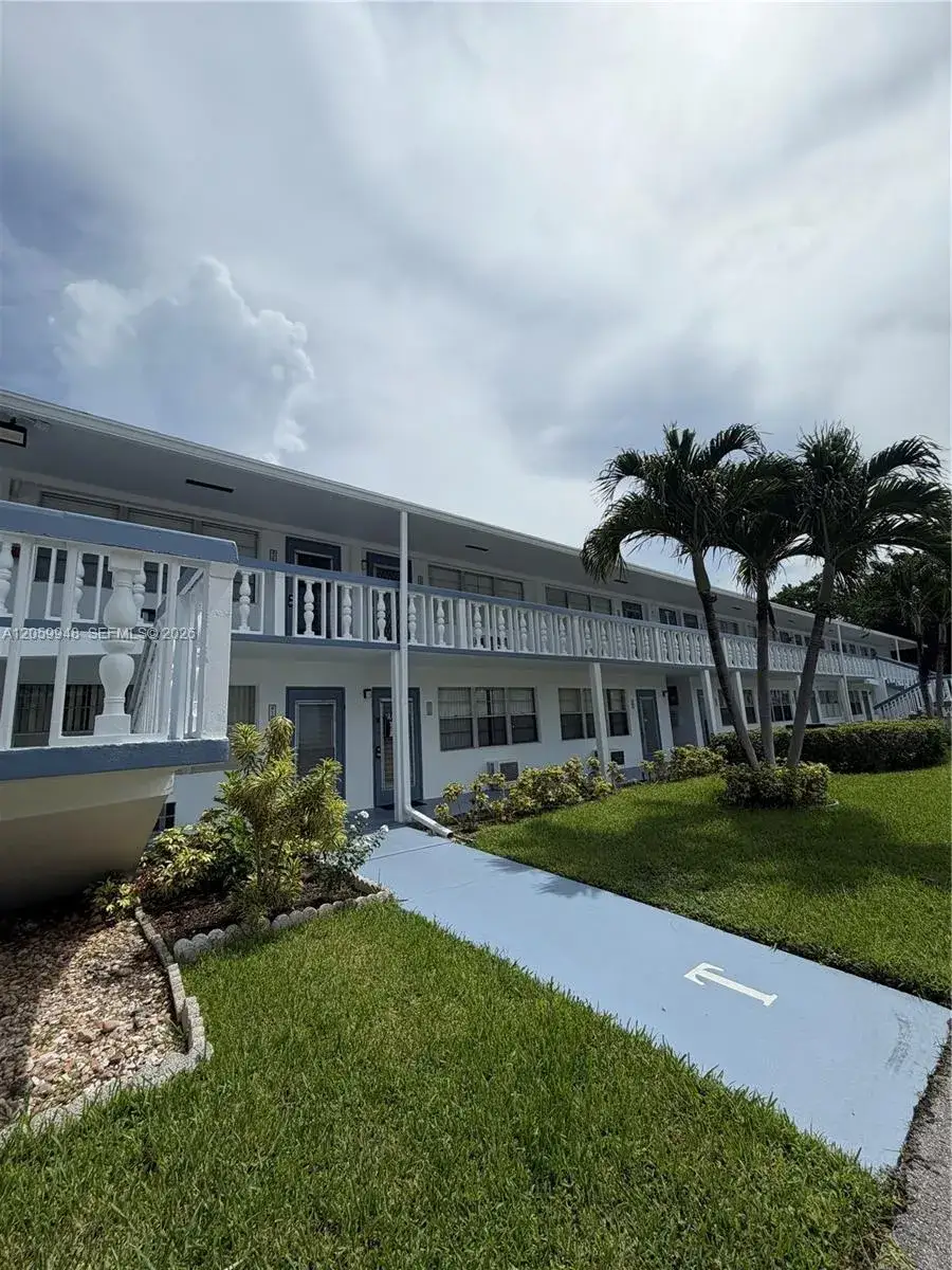 1 bedroom 1 bath Residential for sale at 421 Tilford T # 421, Deerfield Beach FL 33442