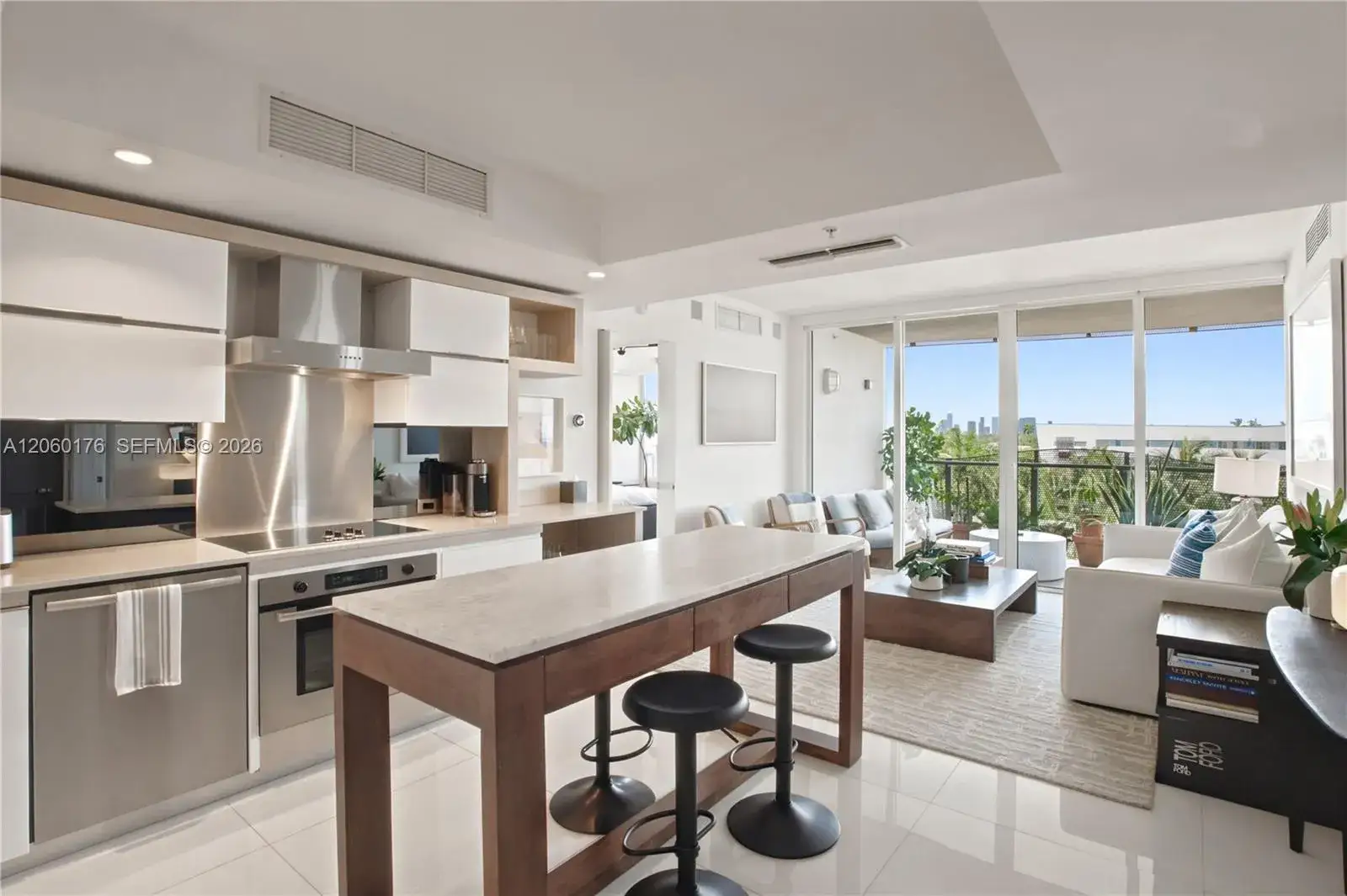2 bedroom 2 bath Residential for sale at 2155 Washington Ct # 504, Miami Beach FL 33139