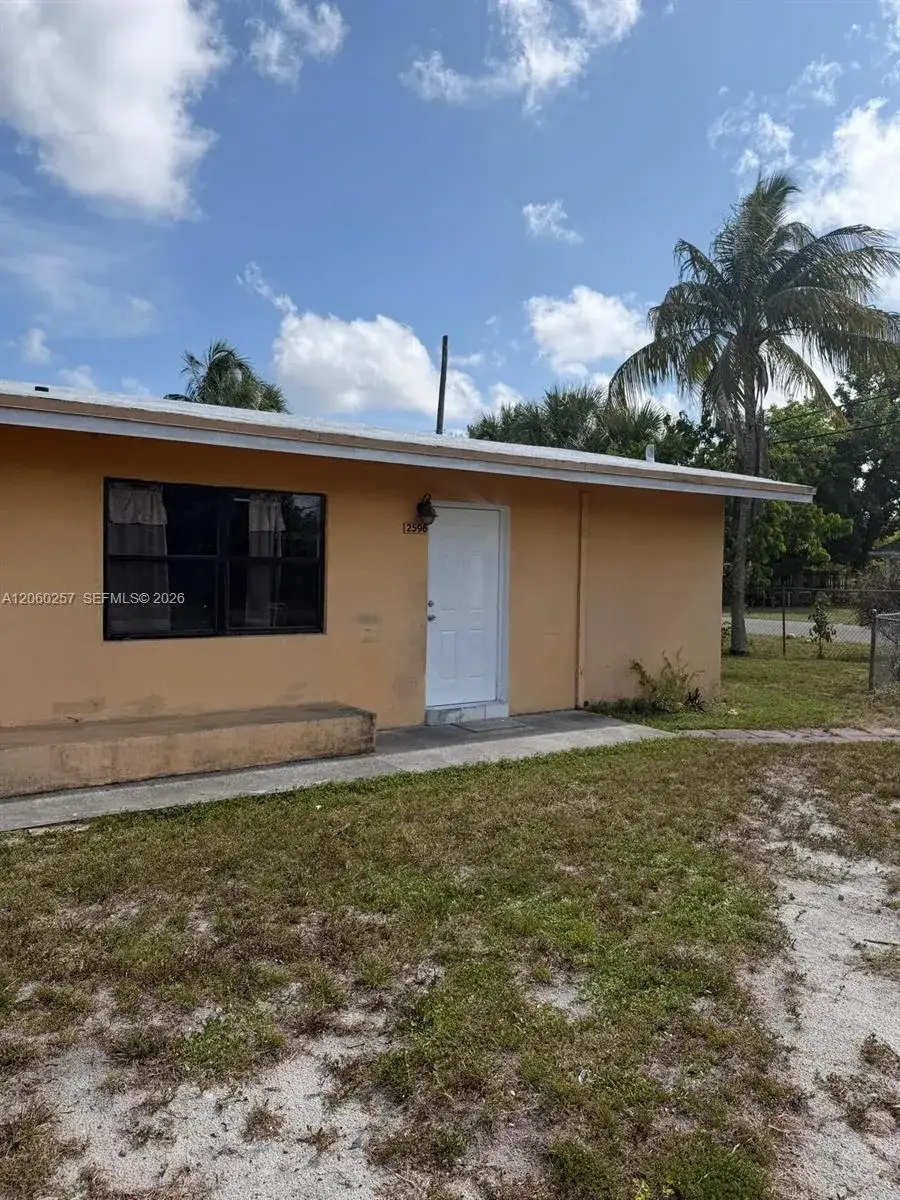 1 bedroom 1 bath Residential Lease for rent at 2580 SW 8th St # 2, Fort Lauderdale FL 33312