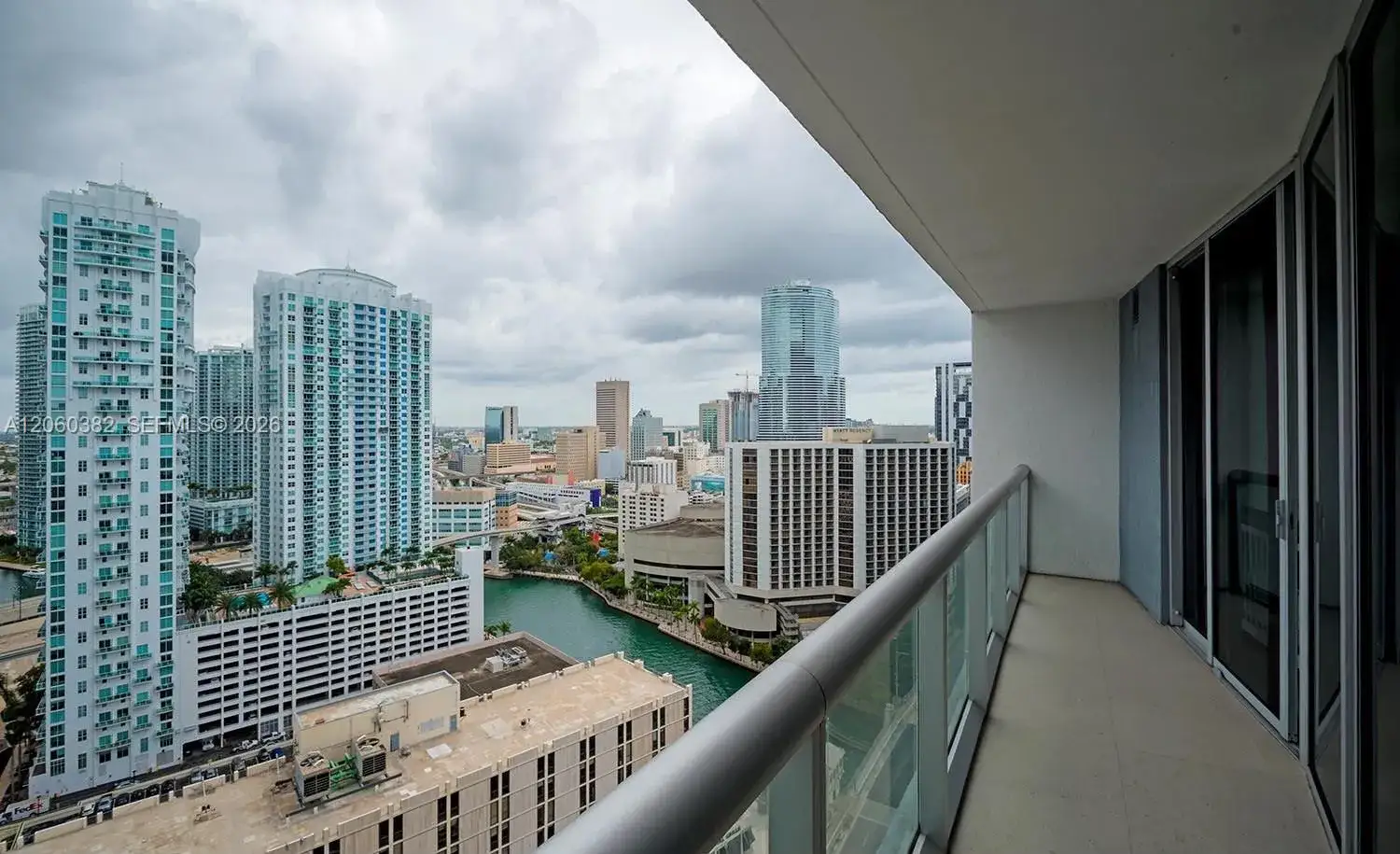1 bedroom 1 bath Residential Lease for rent at 485 Brickell Ave # 2706, Miami FL 33131