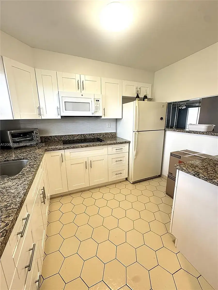 9580 Sunrise Lakes Blvd # 304, Sunrise FL 33322