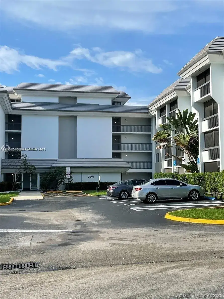 1 bedroom 1 bath Residential Lease for rent at 721 N Pine Island Rd # 104, Plantation FL 33324