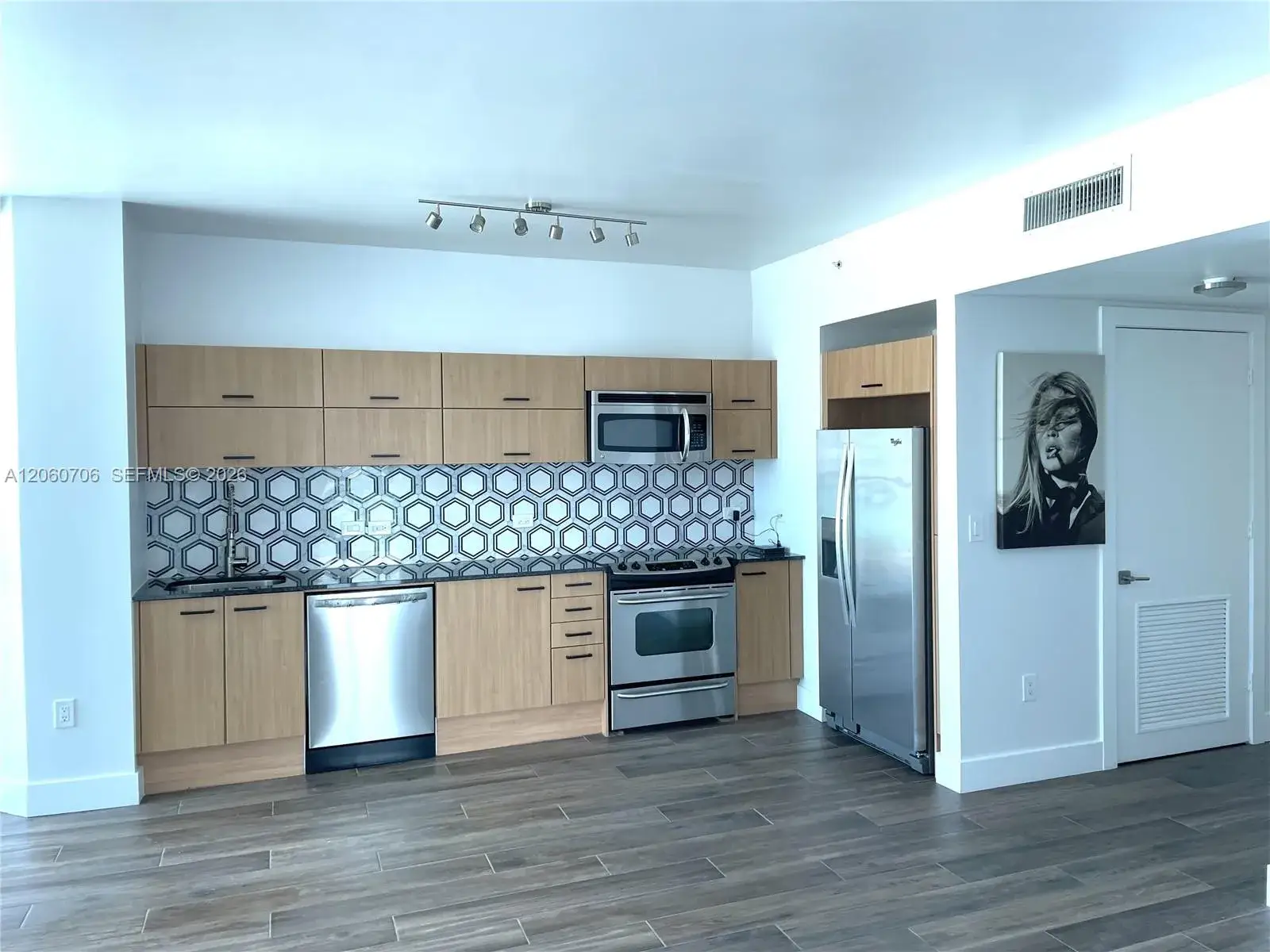 2 bedroom 2 bath Residential Lease for rent at 350 S Miami Ave # 3713, Miami FL 33130