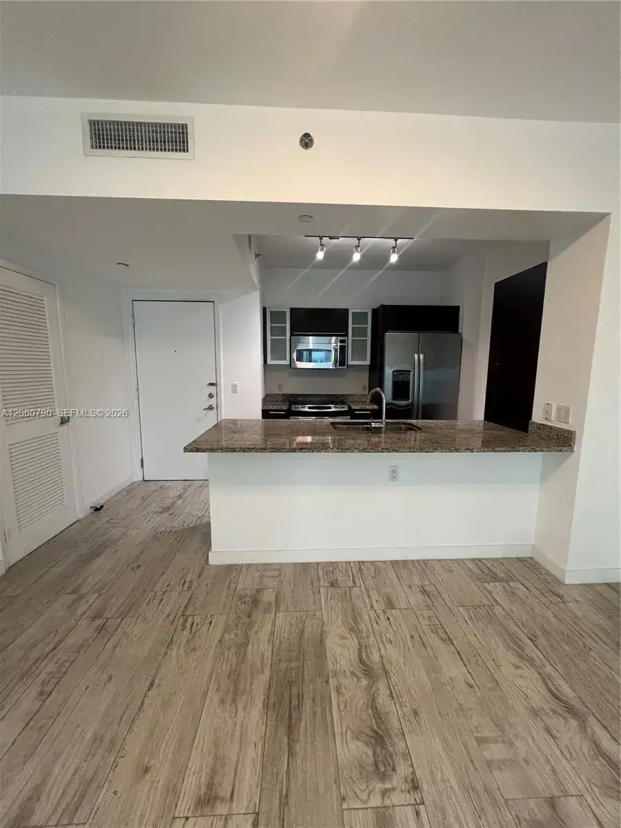 1 bedroom 1 bath Residential Lease for rent at 951 Brickell Ave # 2403, Miami FL 33131