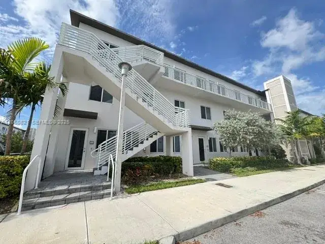 3 bedroom 2 bath Residential Lease for rent at 10270 NW 66th St # 101, Doral FL 33178