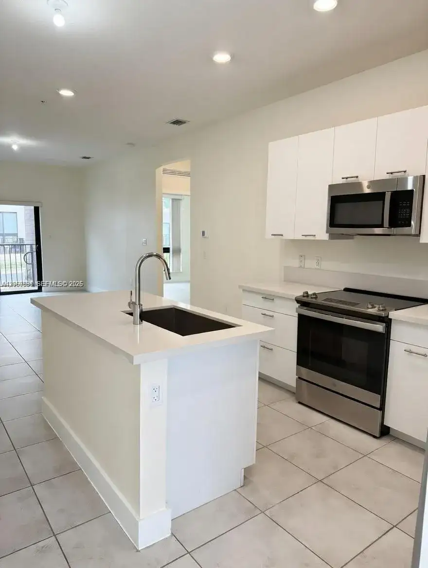 3 bedroom 2 bath Residential for sale at 8301 NW 41st St # 107, Doral FL 33166
