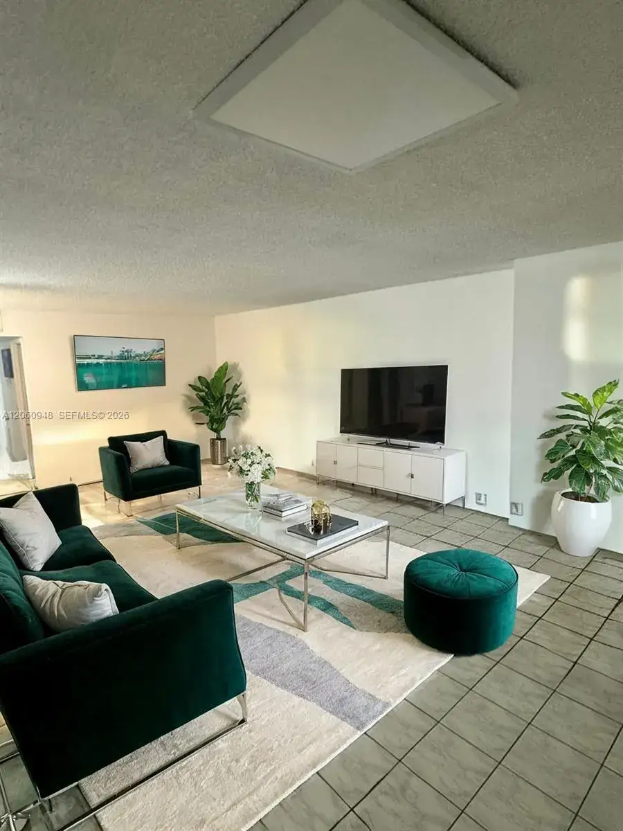 2 bedroom 2 bath Residential Lease for rent at 920 NE 199th St # 3J, Miami FL 33179