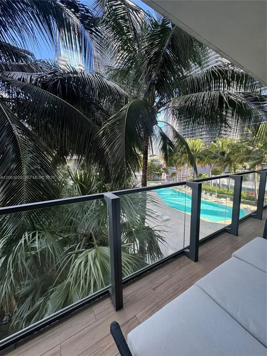 1 bedroom 1 bath Residential Lease for rent at 88 SW 7th St # 805, Miami FL 33130