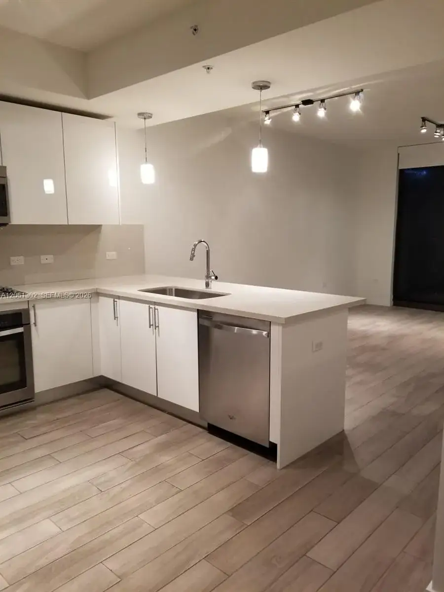 1 bedroom 1 bath Residential Lease for rent at 999 SW 1st Ave # 3308, Miami FL 33130