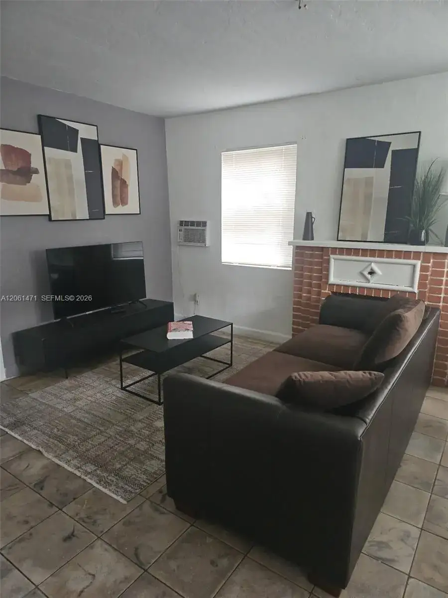 1 bedroom 1 bath Residential Lease for rent at 615 NE 4th St # 1, Hallandale Beach FL 33009
