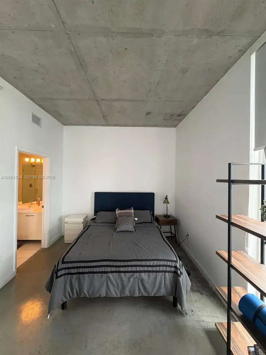 1 bedroom 1 bath Residential for sale at 151 SE 1st St # 3404, Miami FL 33131