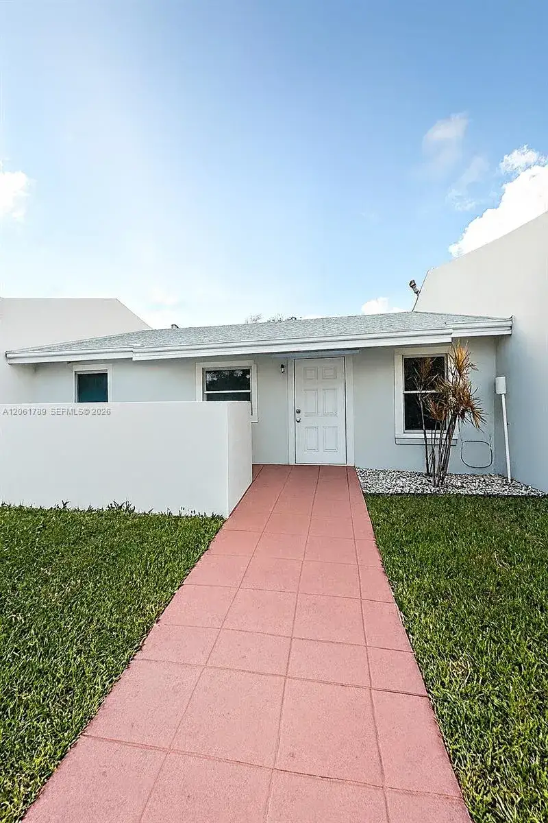 3 bedroom 1 bath Residential Lease for rent at 10385 SW 209th Ln, Cutler Bay FL 33189