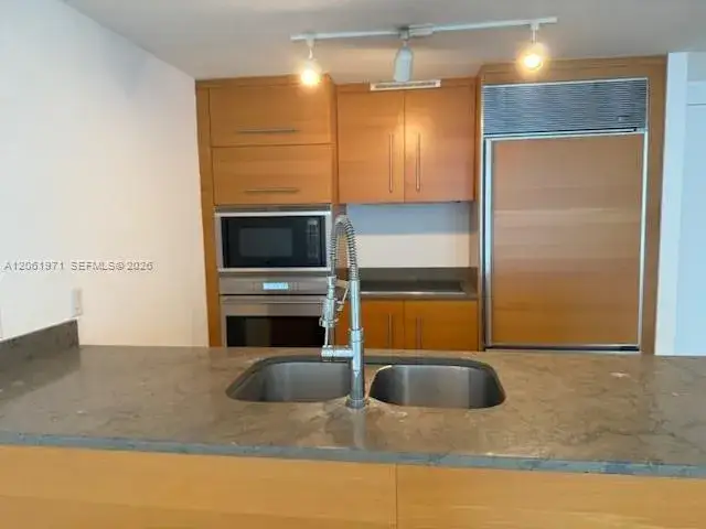 1 bedroom 1 bath Residential Lease for rent at 475 Brickell Ave # 2411, Miami FL 33131