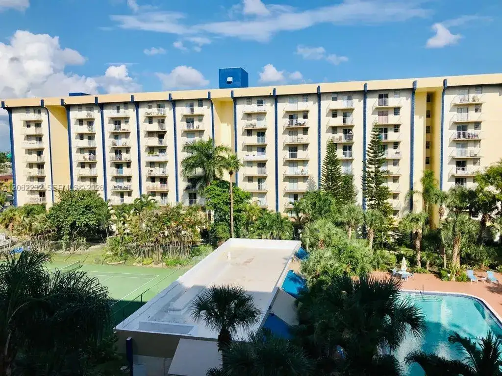 1 bedroom 1 bath Residential for sale at 4550 NW 9th St # 706E, Miami FL 33126